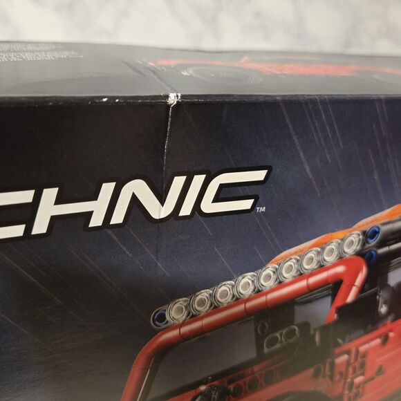 LEGO Technic Ford Bronco (42213) - Picture 9 of 10